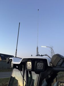 CB- und Betriebsfunkantennen auf einer Caterpillar Raupe